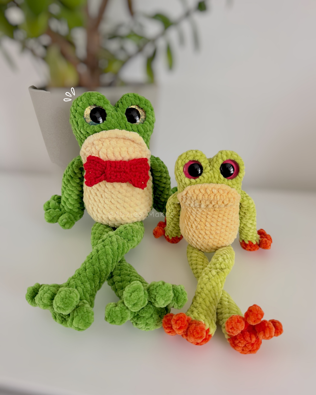 Crochet PATTERN: Sir Hopsley the frog (English)